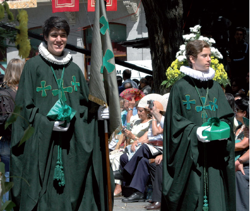 CABALLEROS ASISTIENDO A LA PROCESIÓN DEL CORPUS. TOLEDO.