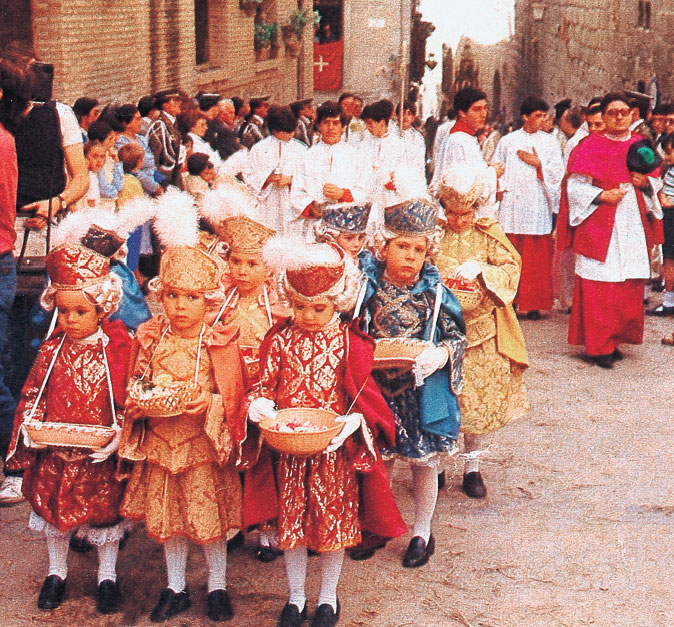 PAJECILLOS PARTICIPANDO EN LA PROCESIÓN.